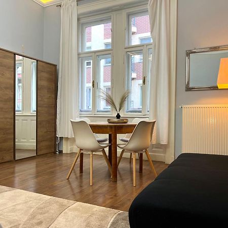 V6 Apartment By Small Home Budapest Eksteriør billede